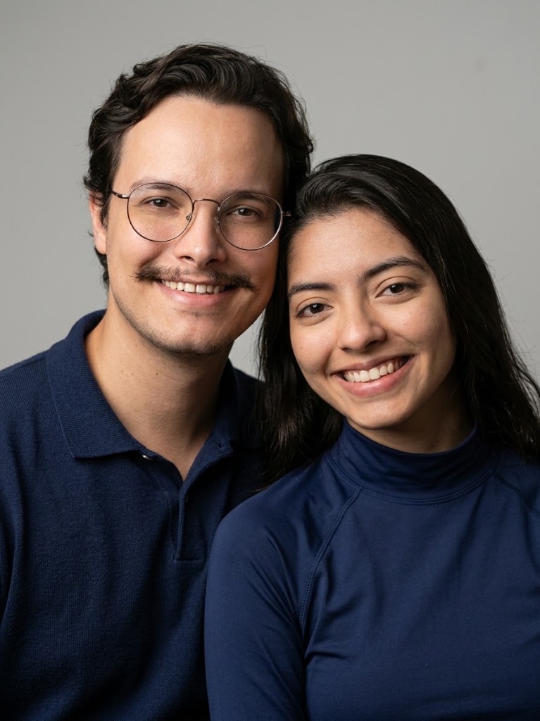 Casal proprietário da Vortex GYN Climatização: técnico responsável e auxiliar de atendimento